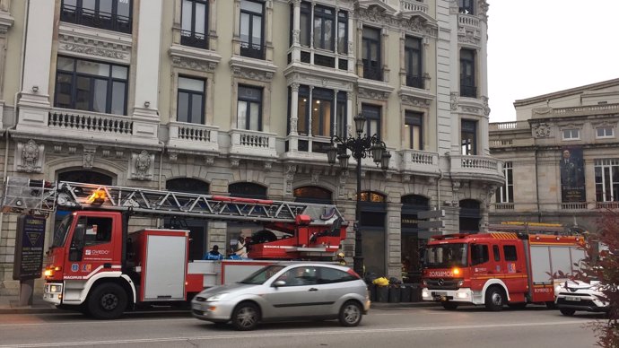 Bomberos delante del edificio.