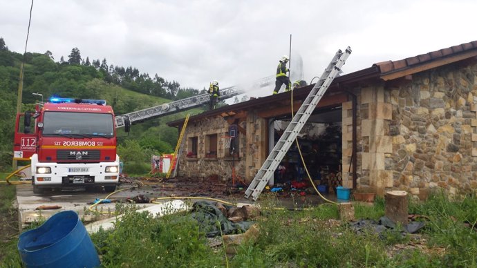 Bomberos del 112 extinguen incendio en una vivienda de Udalla