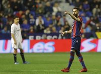 El Sevilla profundiza su crisis ante un Levante que acaricia la salvación