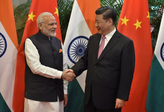 El presidente chino, Xi Jinping estrecha la mano con el primer ministro indio