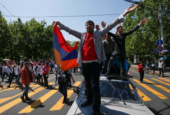 Partidarios del líder de la oposición armenia Nikol Pashinyan en Ereván