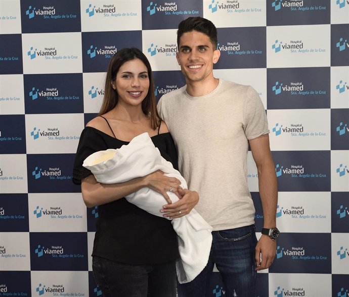 Melissa Jiménez y Marc Bartra presentan a su hija Abril
744/cordon press