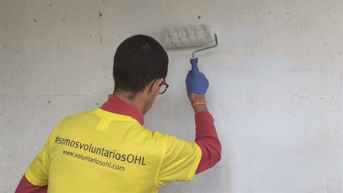 Voluntarios OHL en una jornada solidaria para rehabilitar un centro de