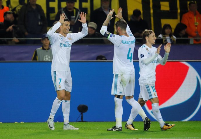 Cristiano Ronaldo, Sergio Ramos y Luka Modric celebra un gol del Real Madrid