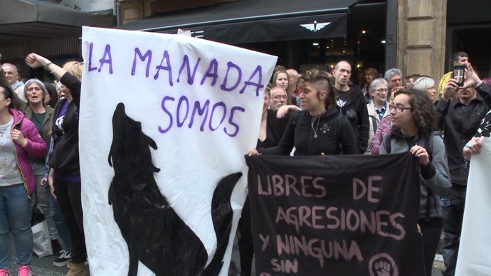 Concentración llevada a cabo frente a los juzgados en Bilbao