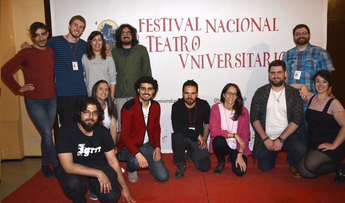 Diego Mejías con participantes en el Festival de Teatro Universitario