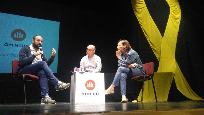 Marcel Mauri i Montserrat Tura en un debat d'Òmnium