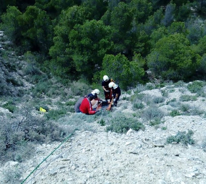Una persona es rescatada tras caerse en 'La Peña' en Valtierra