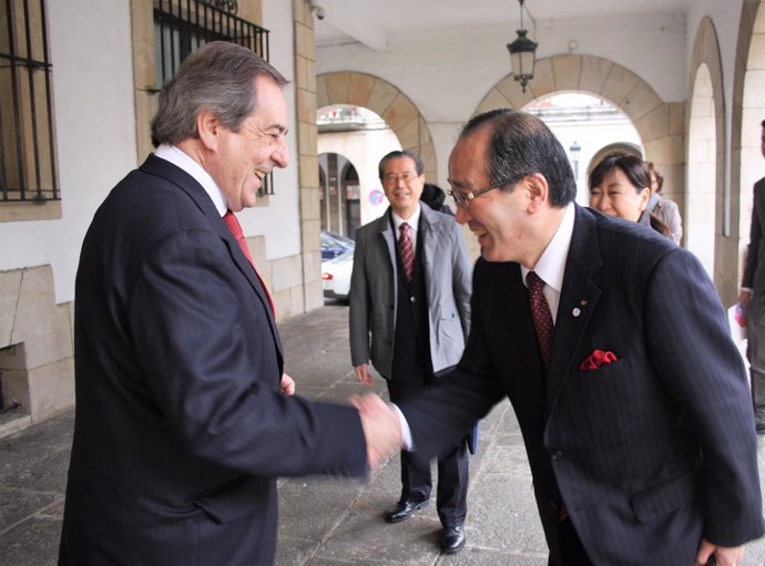 El alcalde de Gernika, JM. Gorroño, y el alcalde de Hirosima, Kazumi Matsui