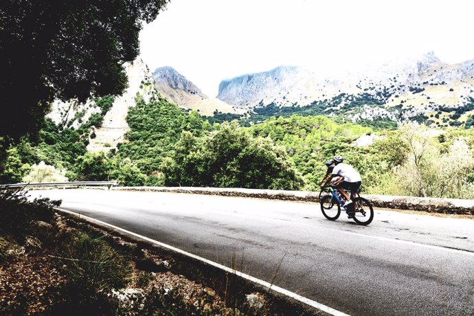 Ciclistas en una carretera de montaña