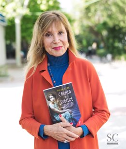 Pilar Eyre, con su libro 'Carmen, la rebelde', en Cáceres.