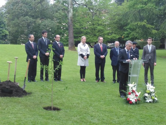 Acto de plantación del retoño en Gernika, con autoridades vascas y de Hirosima