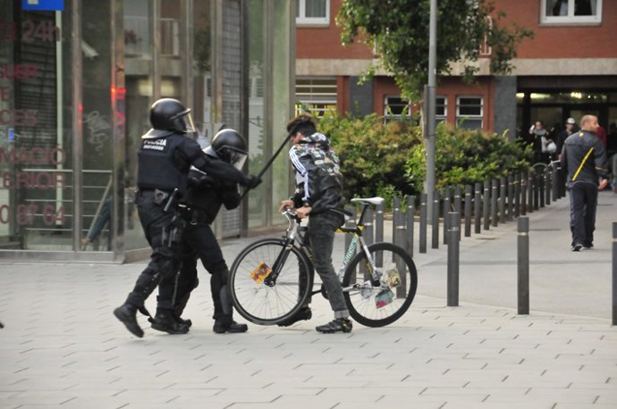 Presunta agresión de un mosso a un joven en Can Vies