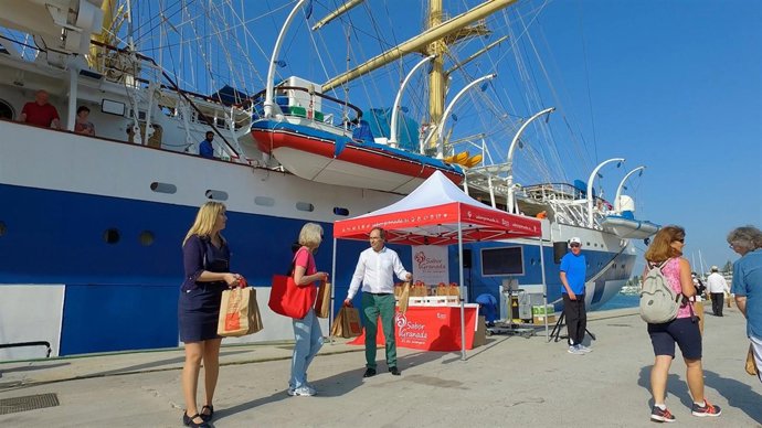 Cruceristas conocen los productos de 'Sabor Granada' en el Puerto de Motril 