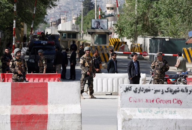 Fuerzas de seguridad afganas cerca del lugar de una explosión en Kabul