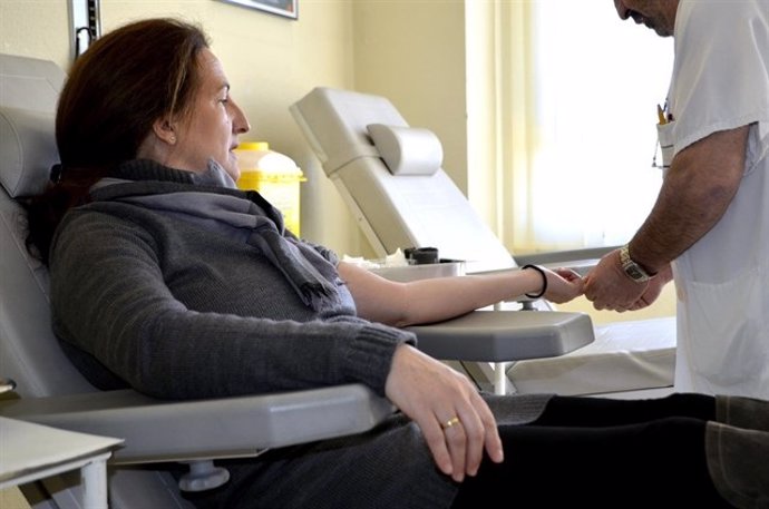 Una mujer realiza una donación de sangre.