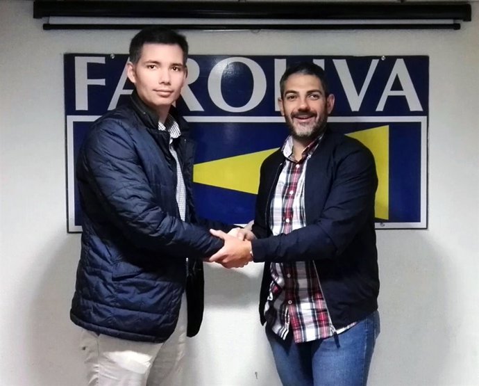 Joaquín Castaño y Alfonso López se estrechan la mano tras firmar el acuerdo