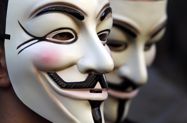 Manifestante con máscara de Anonymous in Roma