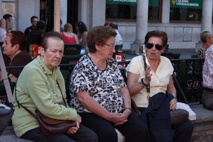 PERSONAS MAYORES SENTADAS