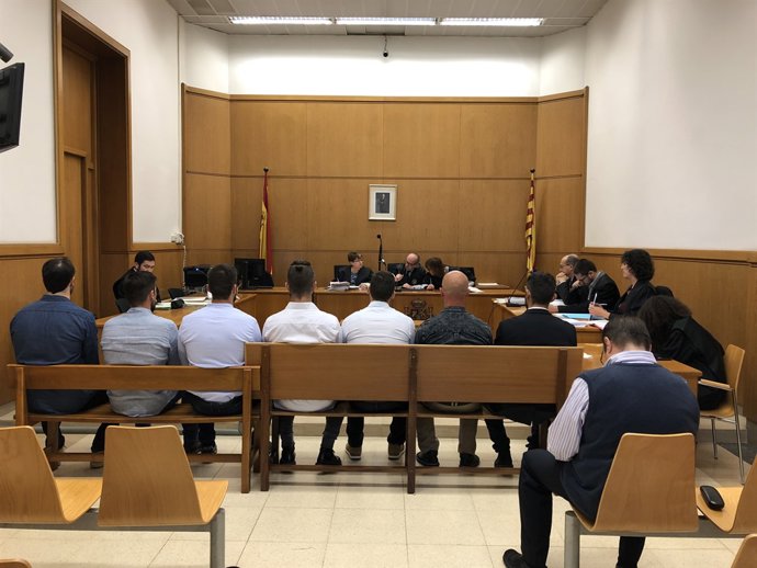 Judici a set mossos per agredir detinguts per Can Vies