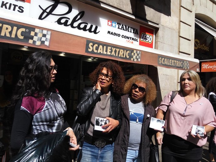 Transexuals reivindiquen els seus drets laborals en comerços de Barcelona