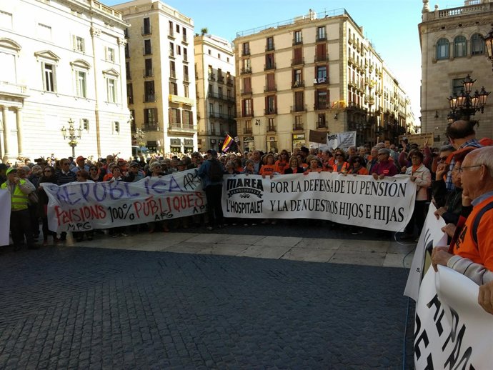 Manifestación de pensionistas frente al Ayuntamiento de Barcelona