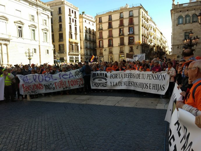 Manifestació de pensionistes enfront de l'Ajuntament de Barcelona