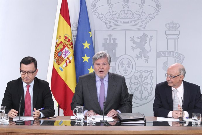 Rueda de prensa de Iñigo Méndez de Vigo, Cristóbal Montoro y Román Escolano 