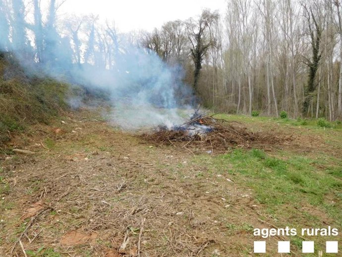 Fuego abandonado en Artesa de Segre (Lleida)