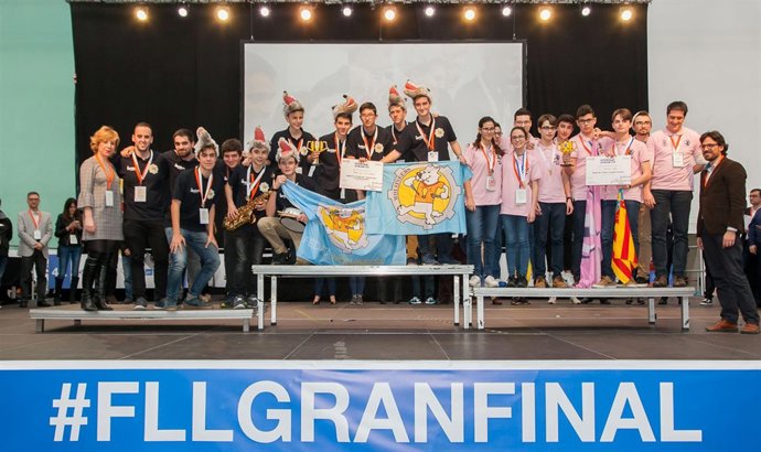 Estudiantes del grupo de robótica Wolvineers