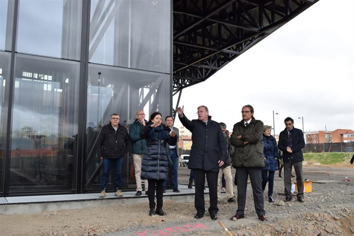Silván durante la visita al exterios del Museo 30-4-2018