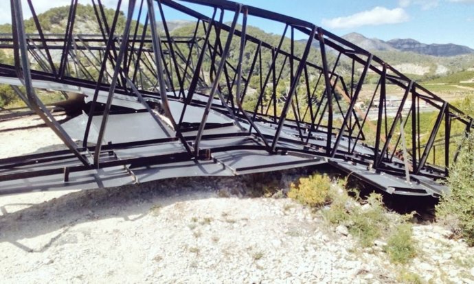 Arran tumba el toro de Osborne de Tavernes