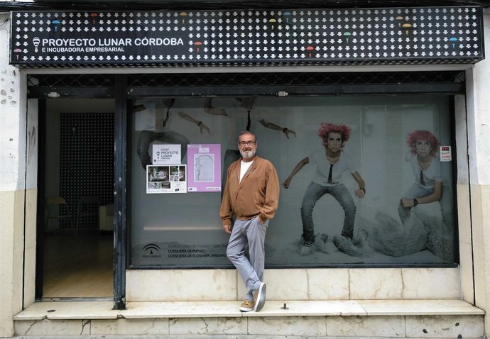 José Luis Carrascal en la puerta de Proyecto Lunar