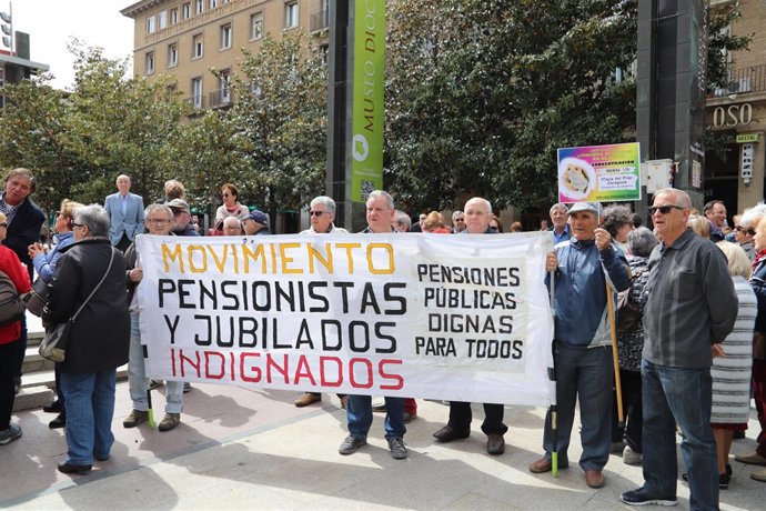 Concentración de pensionistas en la plaza del Pilar.