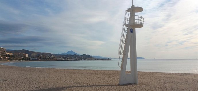 Abierta al baño la playa del Campello