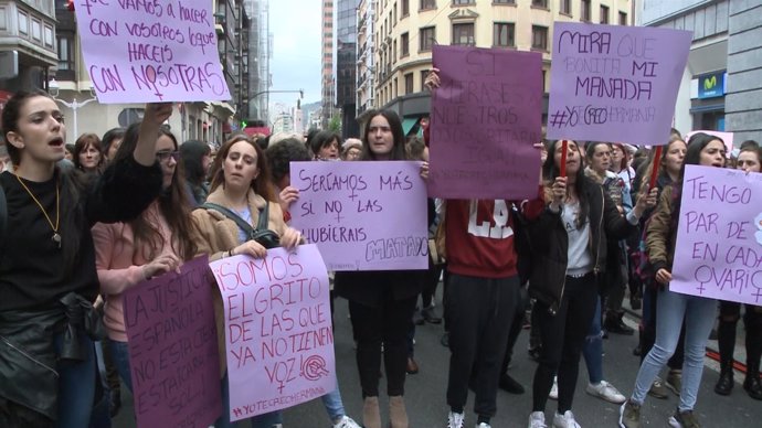 Concentración llevada a cabo frente a los juzgados en Bilbao