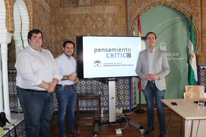 El coordinador del IAJ presenta talleres de formación en valores en Almería