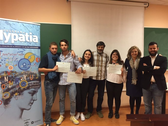 El equipo ganador con la vicerrectora de Estudiantes, María Luisa del Moral.