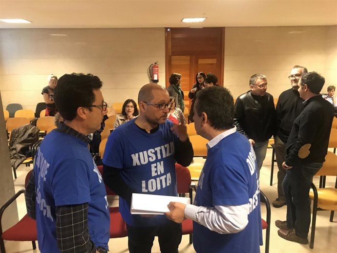 Sindicatos e traballadores reunidos este luns nos xulgados de Santiago