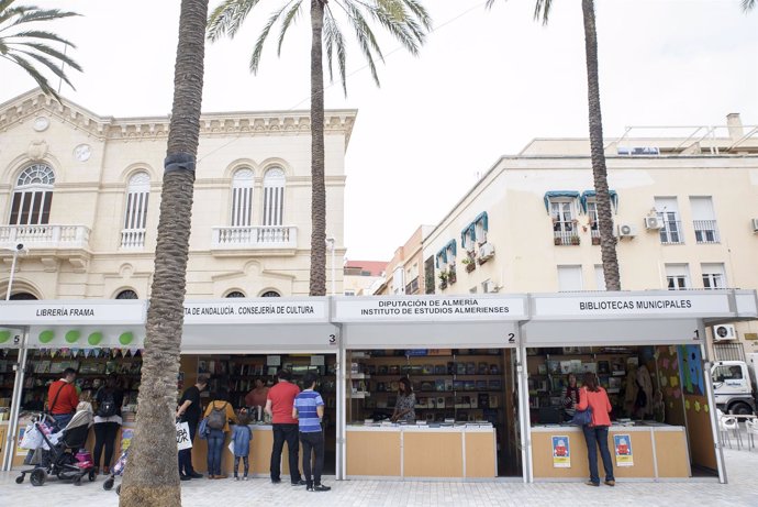 El IEA cuenta con un stand propio en la Feria del Libro de la capital.