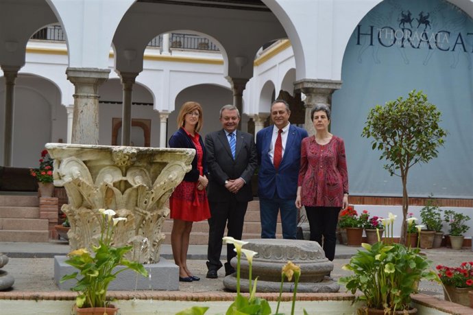 Alcalde (izda.), tras la presentación del programa