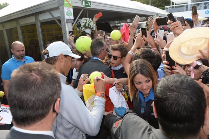 Rafa Nadal firma autógrafos rodeado de aficionados en el RCT Barcelona