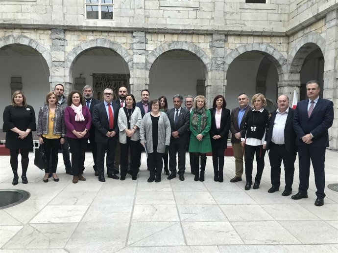 Diputados cántabros en el Patio del Parlamento 