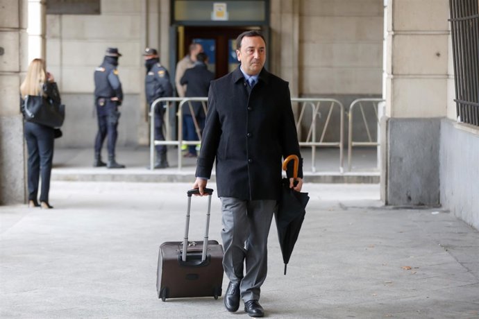 El presidente del tribunal de los ERE, Juan Antonio Calle, llega a la Audiencia