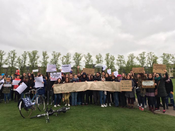 Grupo de españoles en Cambridge contra la sentencia de 'La Manada'