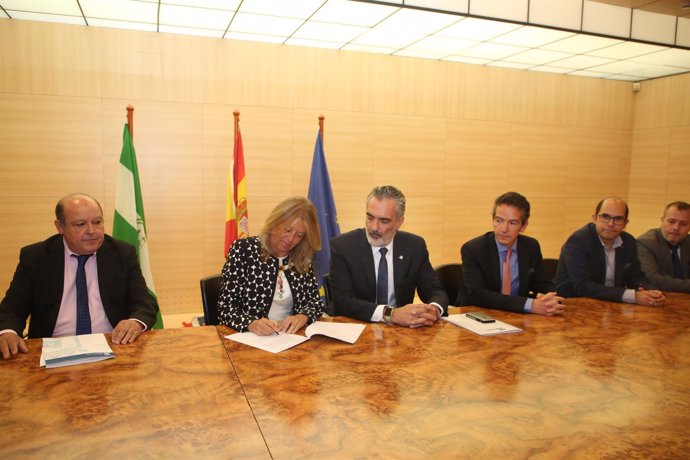 Firma convenio Ayuntamiento de Marbella y Aehcos