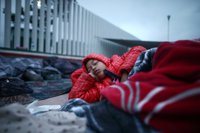 Migrantes de la caravana centroamericana acampan junto a la frontera entre México y EEUU