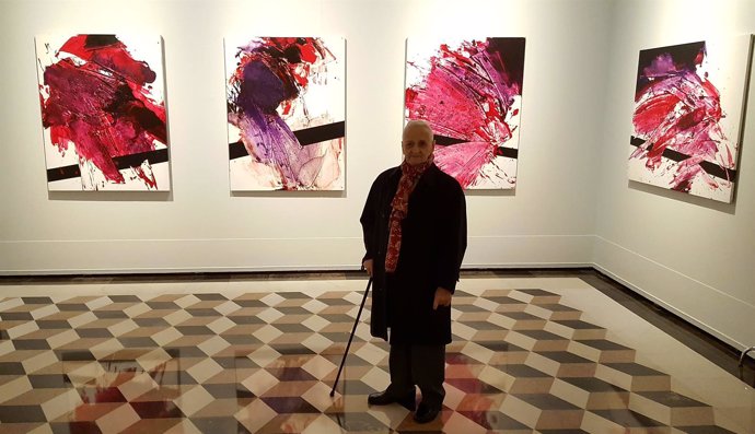 El artista Luis Feito, en el Palacio de Sástago junto a sus obras, en Zaragoza