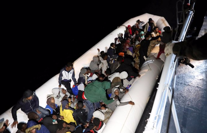 Migrantes y refugiados rescatados por la Guardia Costera Libia