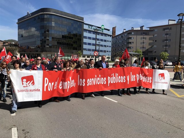 Dirigentes de IU en la manifestación del 1 de mayo en Langreo
